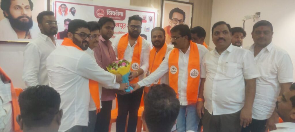 *शिवसेना युवासेना मुलाखती व संपर्क दौरा संपन्न* *सोशल मिडिया ही काळाची गरज* *प्रतापराव पाटील मा.जिल्हा परिषद सदस्य* *प्रत्येक विधानसभा मतदारसंघात 30 लोकांची निवड होणार त्याला सुपर थर्टी नाव दिले जाणार* *मयूर मगर उत्तर महाराष्ट्र प्रमुख सोशल मिडिया प्रमुख*