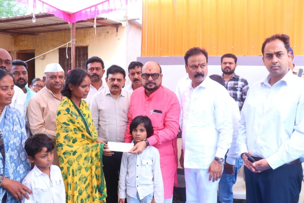 ⭕ *अतिवृष्टीमुळे शेती पिकांचे नुकसान झालेल्या शेतकऱ्यांना शासनातफे सर्वोतोपरी मदत दिली जाईल* *पालकमंत्री – गुलाबराव पाटील*⭕ *पुराच्या पाण्यात मयत झालेल्या किरण सावळे यांच्या कुटूंबाकडे शासनातर्फे चार लाख रुपयांचा धनादेश सुपूर्त*