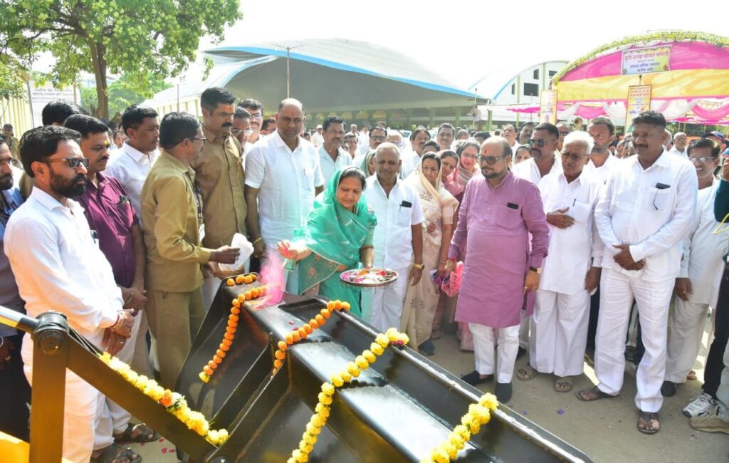 ⭕ *संचालक मंडळ ठरले प्रगतीचे प्रतीक -पालकमंत्री गुलाबराव पाटील* *४.५० कोटींच्या विकास कामांनी बाजार समितीचे विकासद्वार खुले.पालकमंत्रीच्या हस्ते लोकार्पण* *दररोज लिलाव तात्काळ पेमेंट – आमदार चंद्रकांत सोनवणे* ⭕